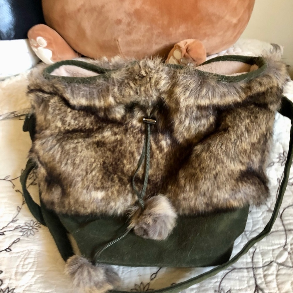 Very Cute Med. Sized fur “Spring” Bag.